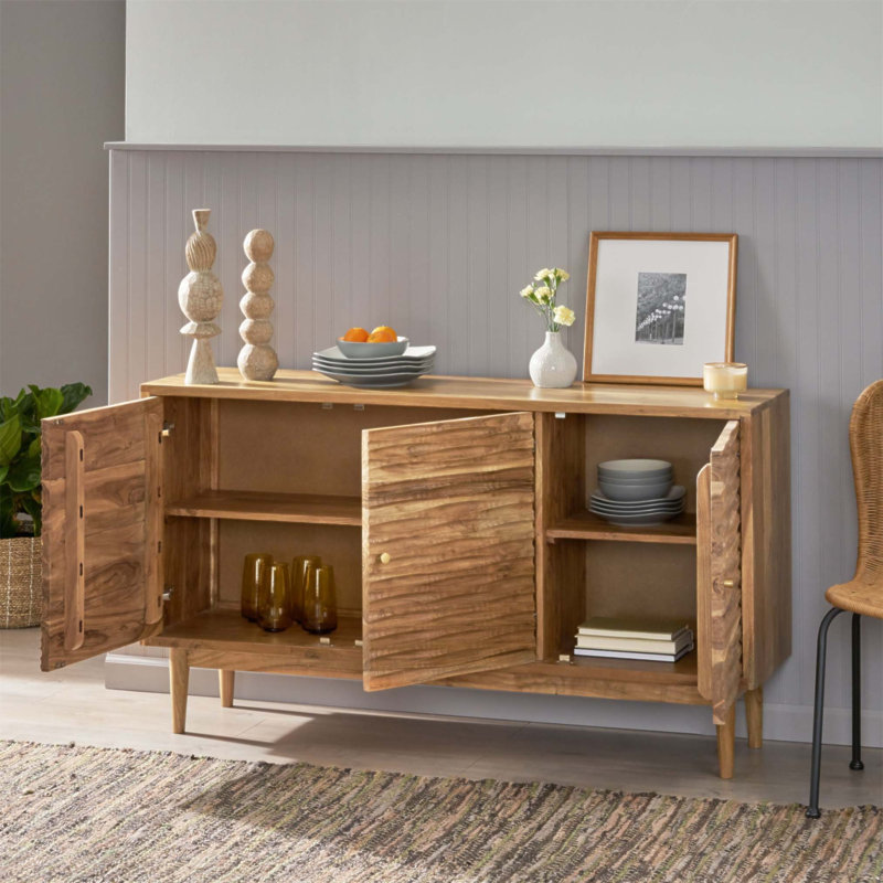 Buffet Boho fabriqué à la main avec trois portes, bois d'acacia durable et amplement d'espace de rangement pour une organisation élégante.