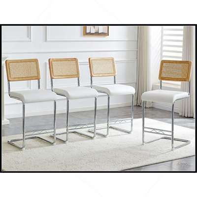 Ensemble de tabourets de bar en rotin naturel 4 pièces avec dossier en bois massif de 25 pouces de style moderne de style médiéval, tabouret de cuisine en cuir polyuréthane blanc, pieds en métal chromé.