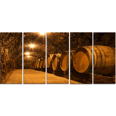 «Oak Barrels in the Tunnel», reproduction de photo à multiples images sur toile