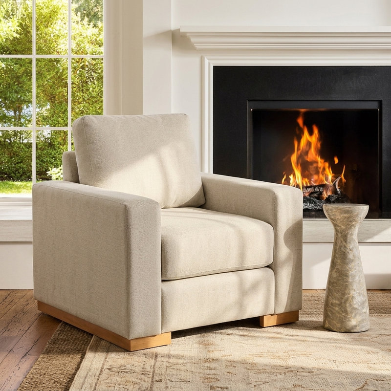 Fauteuil d'appoint moderne Haven avec accoudoirs carrés et base en bois d'hévéa, idéal pour le salon et le coin lecture.