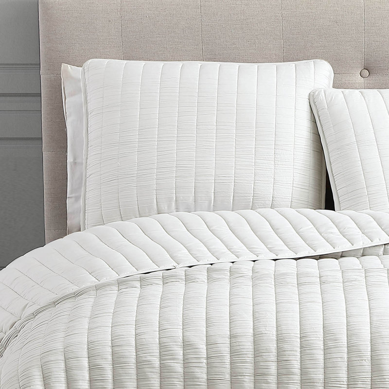King Ivory Polyester Reversible Quilt Set with Shams