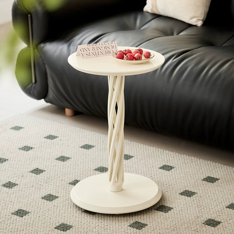 Quelques petites tables mobiles aux bords crème, une petite table basse simple et luxueuse et quelques tables de chevet en bois dans la chambre à coucher.