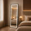Miroir pleine longueur à DEL à intensité variable, cadre noir, 65 po H × 21 po L, utilisable en mode autoportant, appuyé ou fixé au mur