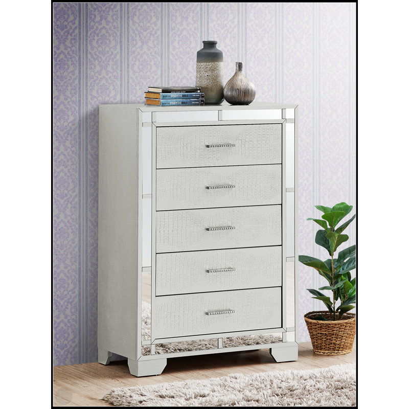 Luxueuse table de chevet texturée Croc avec beaucoup de rangement et des accents de miroir glamour, parfaite pour les chambres élégantes.