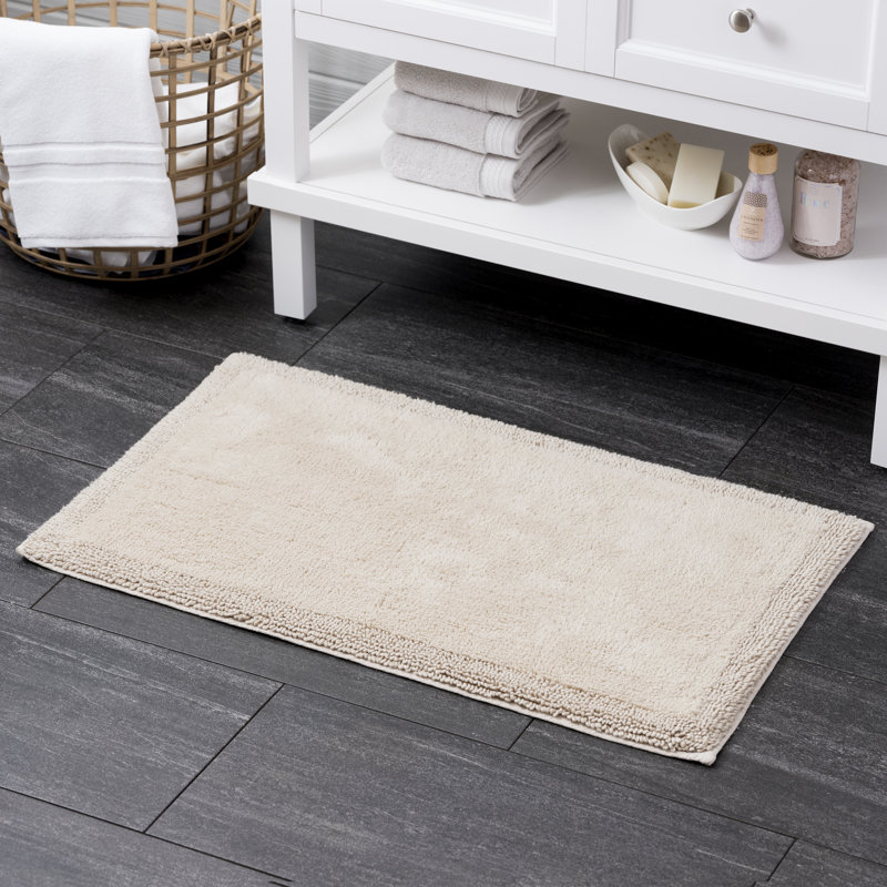 Tapis pour salle de bain Plemmons, l 17 po x L 24 po, Rosé