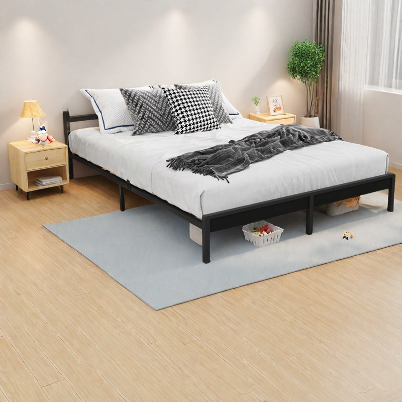 Lit plateforme en métal peu encombrant, tête de lit en bois, style moderne pour la maison