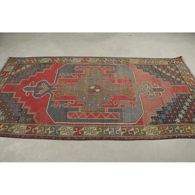 Tapis Oushak classique de style turc classique dans des tons neutres avec des accents rouges pour un salon ou une chambre à coucher élégant