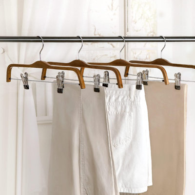 Cintres en bois pour pantalons et jupes, fins et naturels, avec crochet antirouille et pinces métalliques réglables. Parfait pour les jupes, pantalons et autres vêtements de ville. Lot de 10.