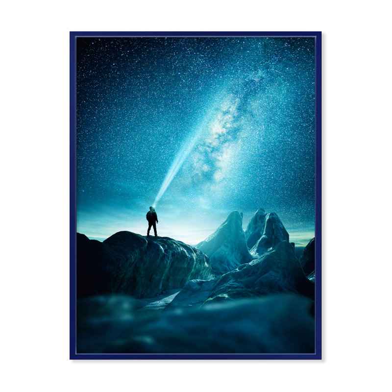 «A Man Shining A Light Into The Night Sky» - photographie sur toile, H 32 po x l 16 po x P 1 po, Cadre flottant bleu