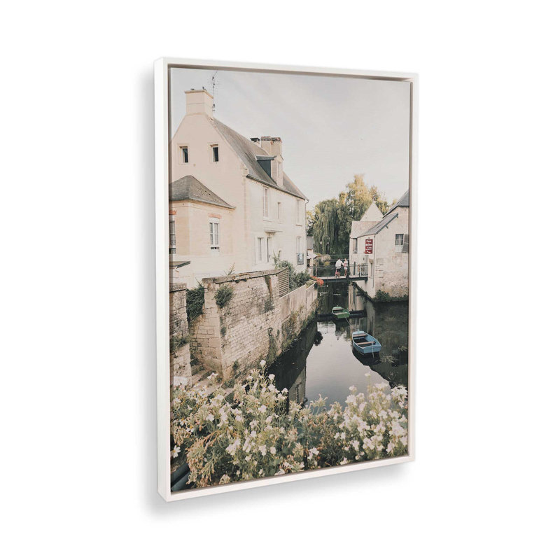 «Serene Village Waterscape», reproduction sur toile tendue, Cadre flottant blanc opaque, H 48,75 po x l 32,75 po x P 1,75 po