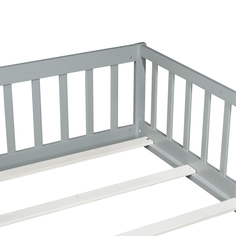 Lit simple au sol avec clôture et porte, lit en bois d'hévéa avec garde-corps de sécurité, gris, Gris