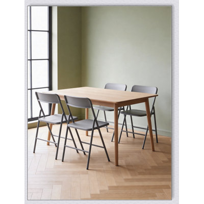 Lot de 4 chaises pliantes avec coussin en PP, chaises métalliques empilables et portables pour événements extérieurs et intérieurs, confort et durabilité.