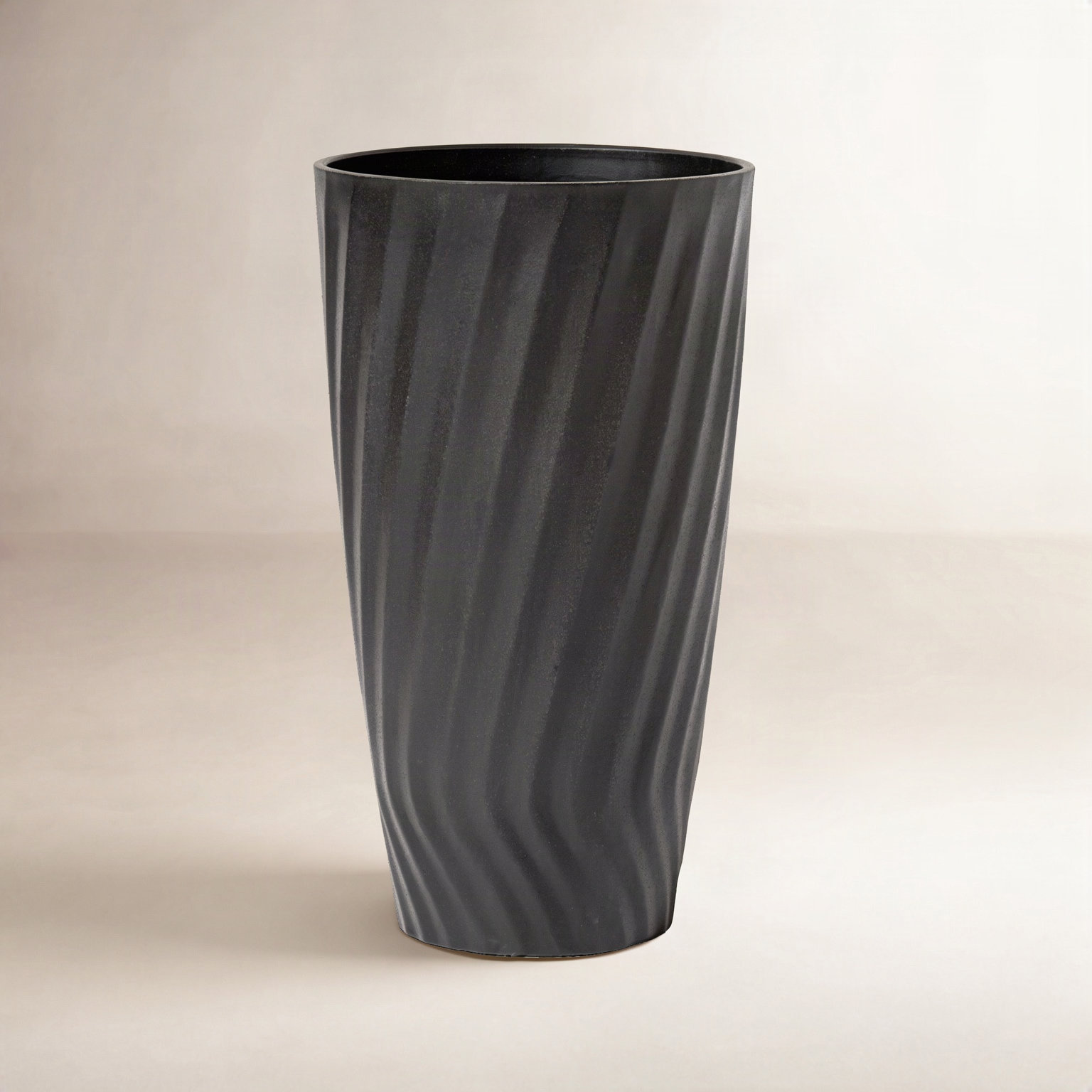 Boynton 14" Pot Planter, Black, 1