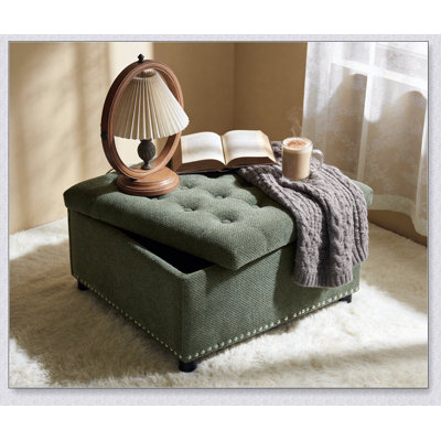 Repose-pieds capitonné classique avec garniture cloutée, parfait pour les petits espaces et multifonctionnel dans les salons et les chambres à coucher.