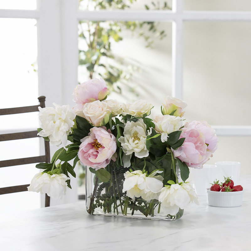 Arrangement floral de pivoine rose dans un vase en verre