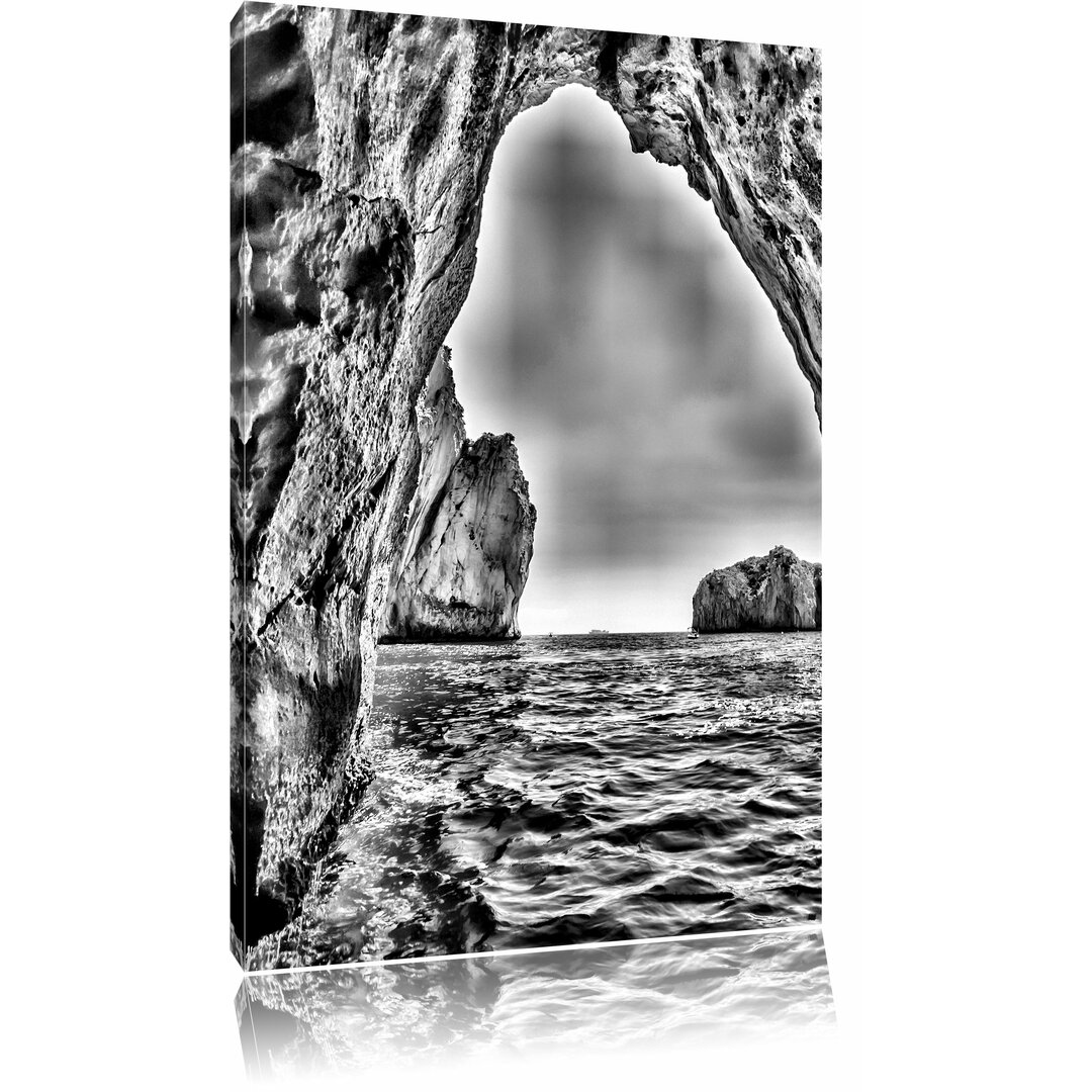 Leinwandbild Felstor im Meer in Monochrom