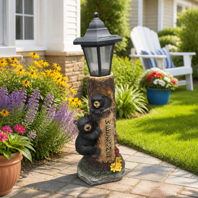 Une statue d'ours brun accueillant des invités, une statue de jardin avec des lumières à énergie solaire, une famille d'ours en résine de 19 pouces dans un arbre et des décorations d'ours en plein air pour les cours, les jardins, les pelouses et les patios.