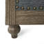 Élégant fauteuil club avec tissu gris anthracite, capitonnage à boutons profonds profonds, accoudoirs courbés, garniture cloutée, structure de pieds en bois de bouleau rafraîchissant, base intense