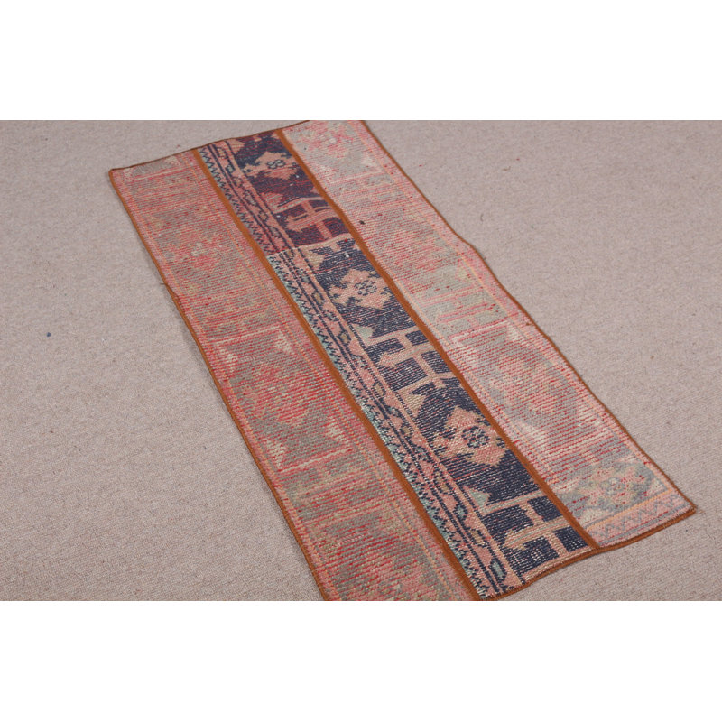 Tapis oriental rouge rouge idéal pour les portes dans un dortoir ou comme pièce d'entrée dans un style rétro