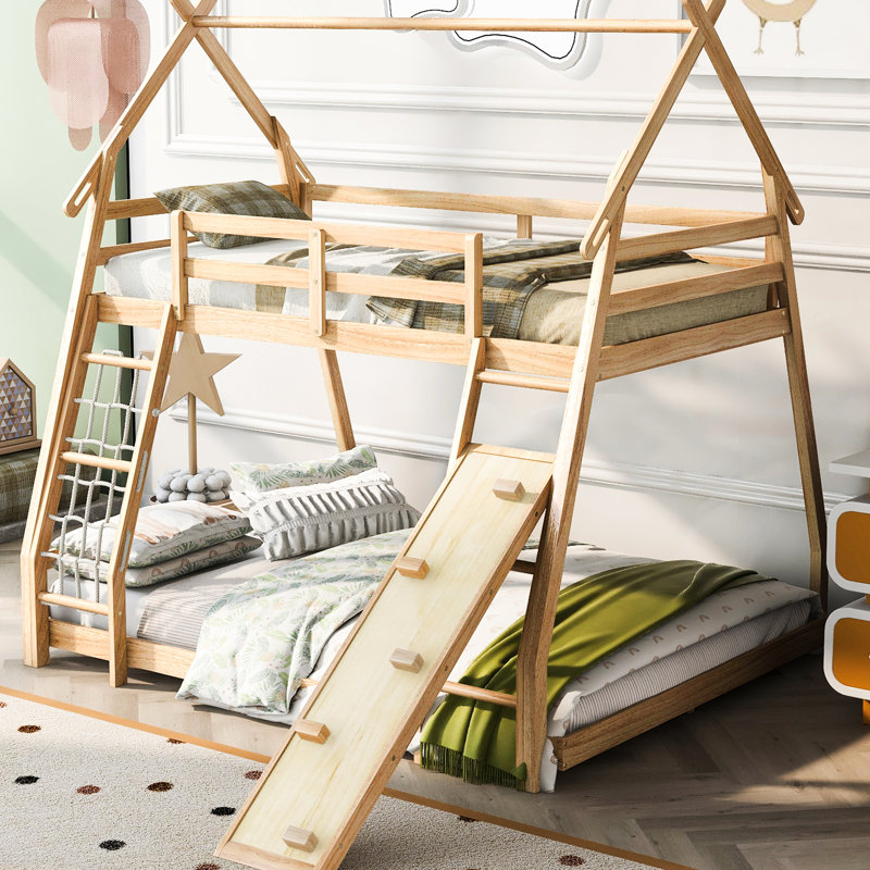 Lit superposé simple au-dessus d'un grand lit avec filets d'escalade et rampe