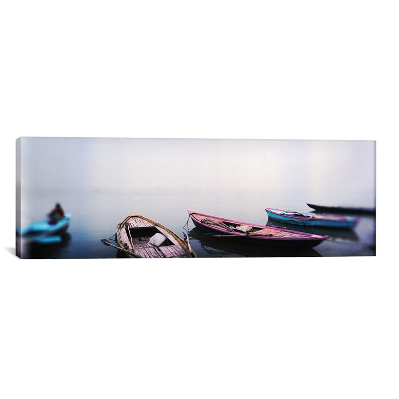 Canots dans une rivière, rivière Ganges, Varanasi, Uttar Pradesh, Inde par Panoramic Images - reproduction de photo sur toile