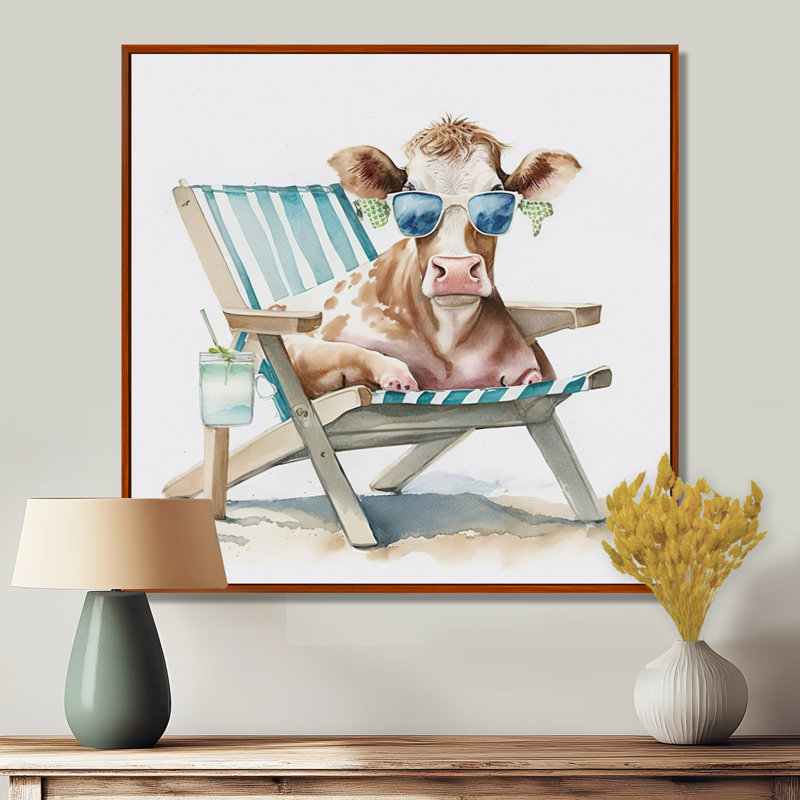 Vache se prélassant avec lunettes de soleil I - reproduction sur toile, H 36 po x l 36 po, Cadre flottant brun