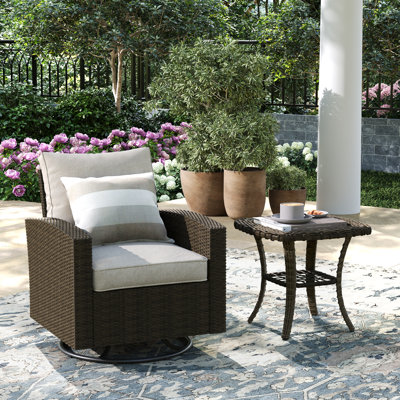 Chaise pivotante d'extérieur en rotin avec table d'appoint