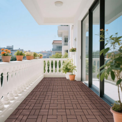 Carreaux de terrasse en plastique emboîtables pour une utilisation toutes saisons, système de plancher extérieur et intérieur modulaire imperméable 12 x 12 pouces avec une capacité de charge élevée.