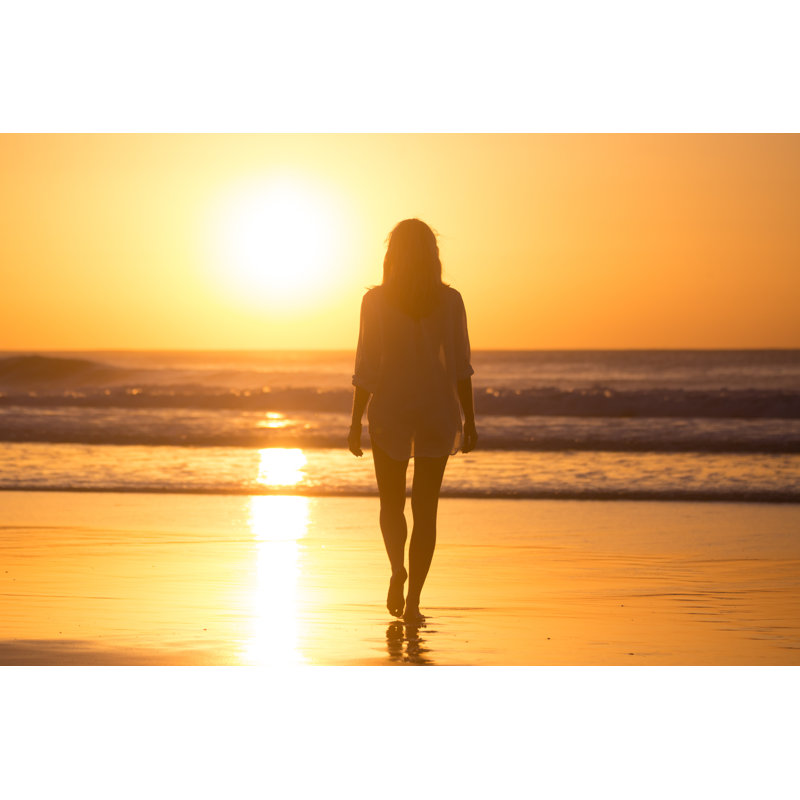 Dame marchant sur le sable - Photographie sur toile tendue, H 8 po x l 12 po