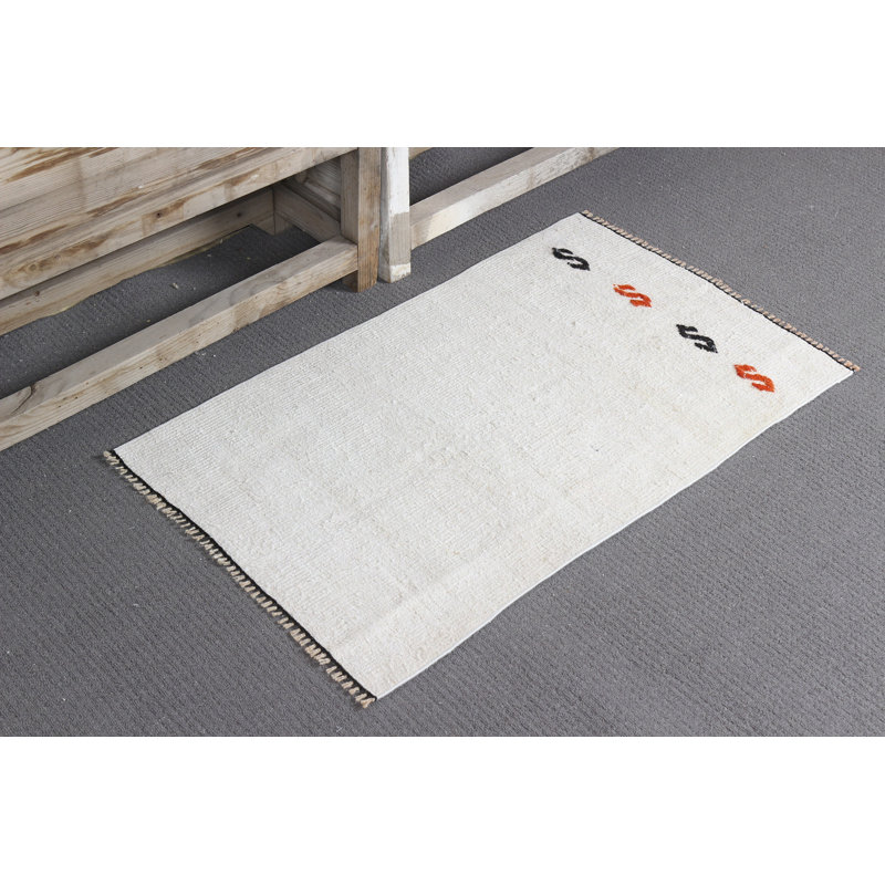 Chic tapis turc blanc tissé à la main avec une technique de kilim tissée à plat et des motifs subtils, idéal pour ajouter un charme rétro à n'importe quelle pièce