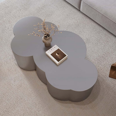 Table basse luxueuse en acier inoxydable en forme de nuage pour les salons modernes et glamour, design durable et polyvalent