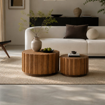 Ensemble de 2 tables basses rondes gigognes en bois avec structure à lattes verticales pour les salons rustiques
