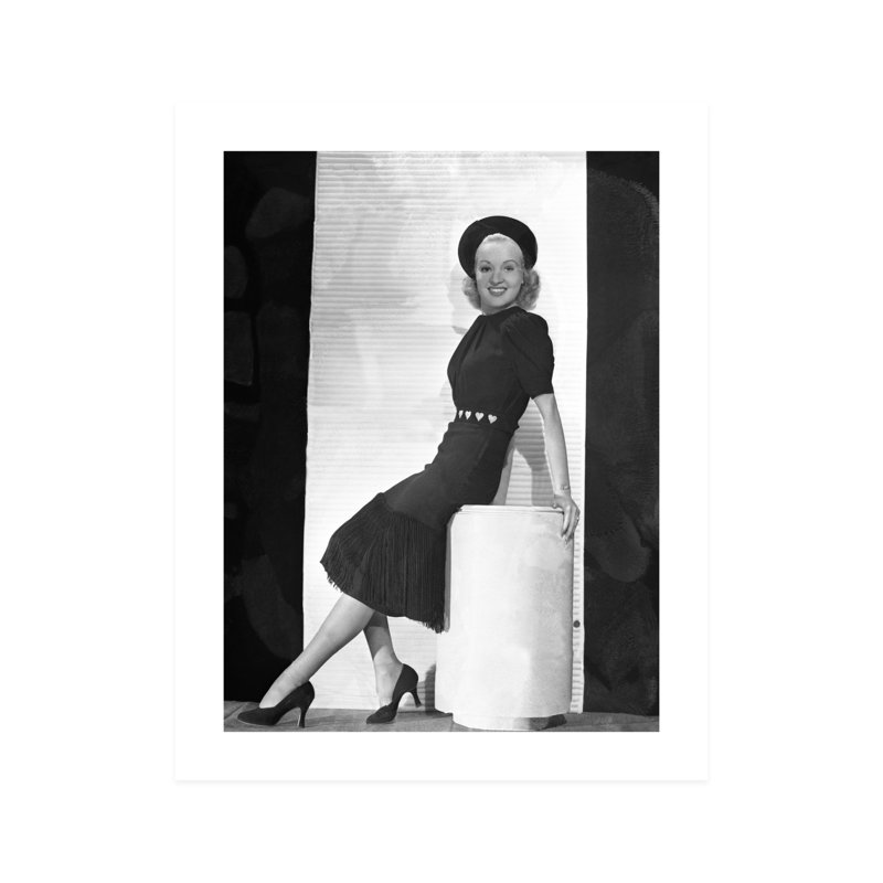 Sourire, Betty Grable assise sur un repose-pieds - photographie sans cadre, H 14 po x l 11 po