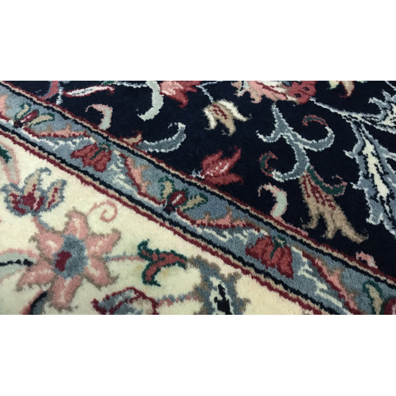 Tapis bleu marine et ivoire de haute qualité noué à la main
