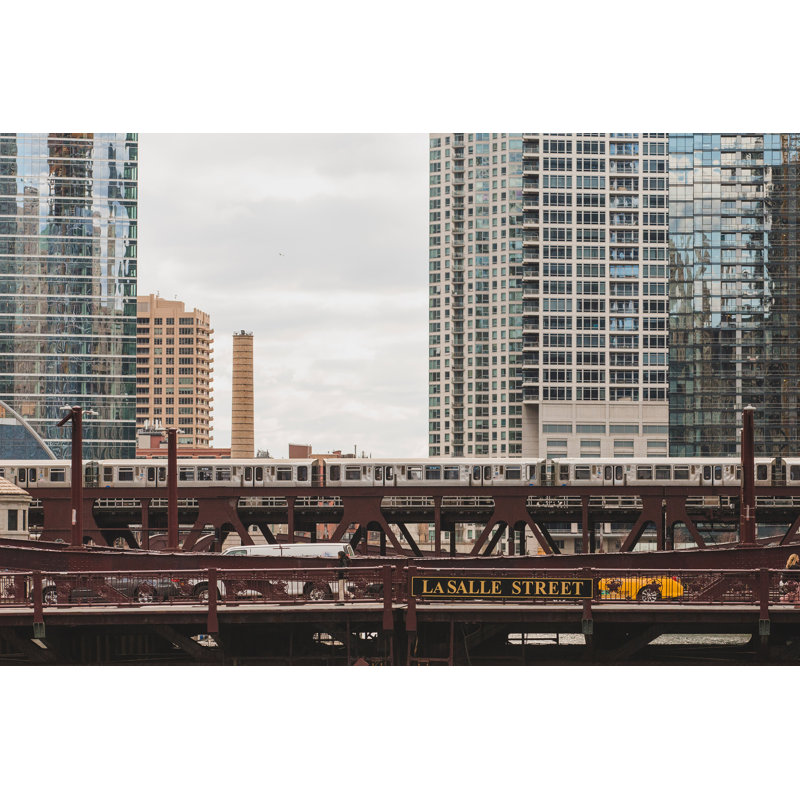 "LaSalle Street Chicago" par In This Instance, Non, Papier avec cadre photo noyer, H 12 po x l 18 po