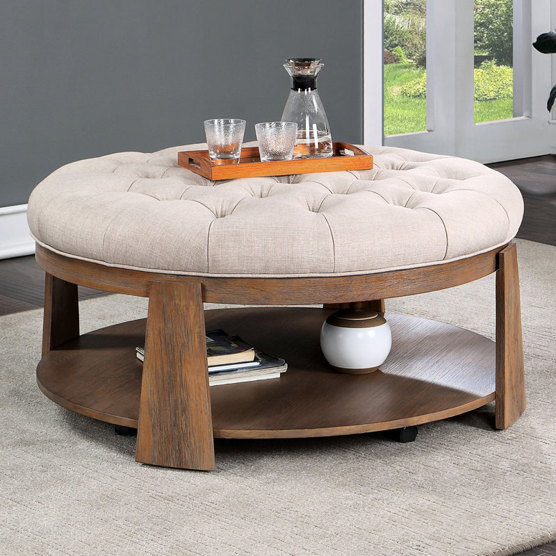 Style transitionnel avec assise en lin, finition brossée, ton naturel et tablette inférieure ouverte en bois massif rustique, assise beige