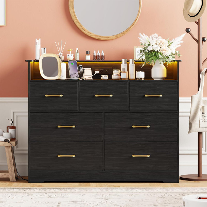 Commode à 7 tiroirs noire texturée, armoire de rangement extra large avec lumière DEL et station de charge multi-ports, organisateur de maison grande capacité