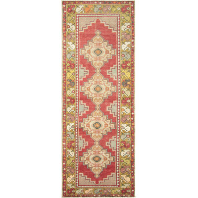 Tapis de couloir unique en laine noué à la main des années 1960 de 2 pi 11 po x 9 pi 7 po en rouge / beige / vert