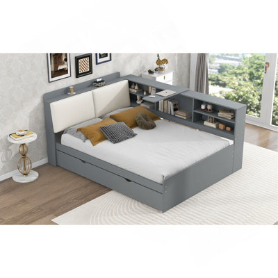 Lit plateforme en bois avec lit gigogne, tablettes et tête de lit en bois