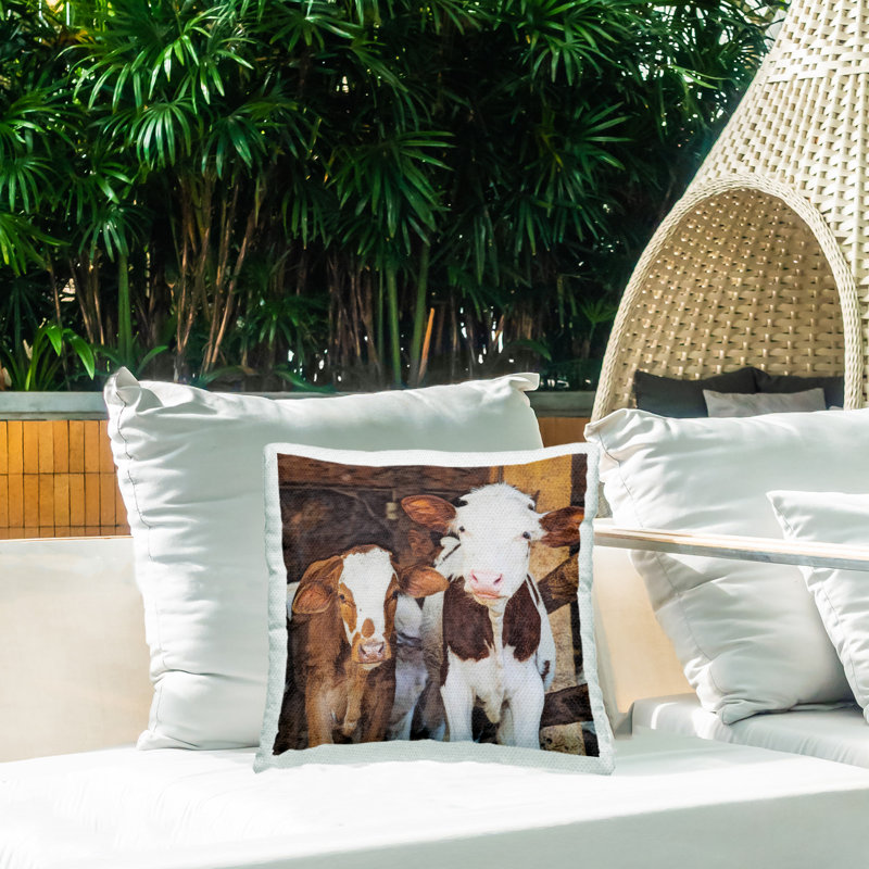 Conception de coussin décoratif pour l'extérieur Baby Cows on Farm par Sundance Group, LLC.