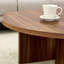Table basse ronde polyvalente en panneau de fibres à densité moyenne pour divers styles d'intérieur, alliant le minimalisme moderne à l'élégance nordique, avec des dimensions de 31,5 po x 31,5 po x 13,98 po.