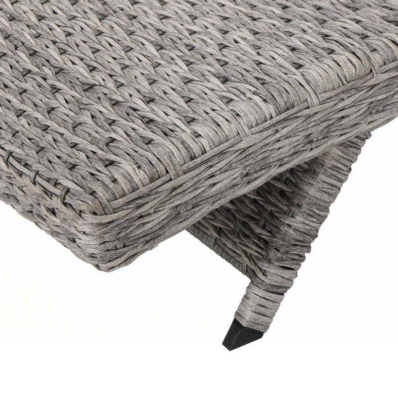 Charmante chaise longue en osier pour une détente et un style ultimes