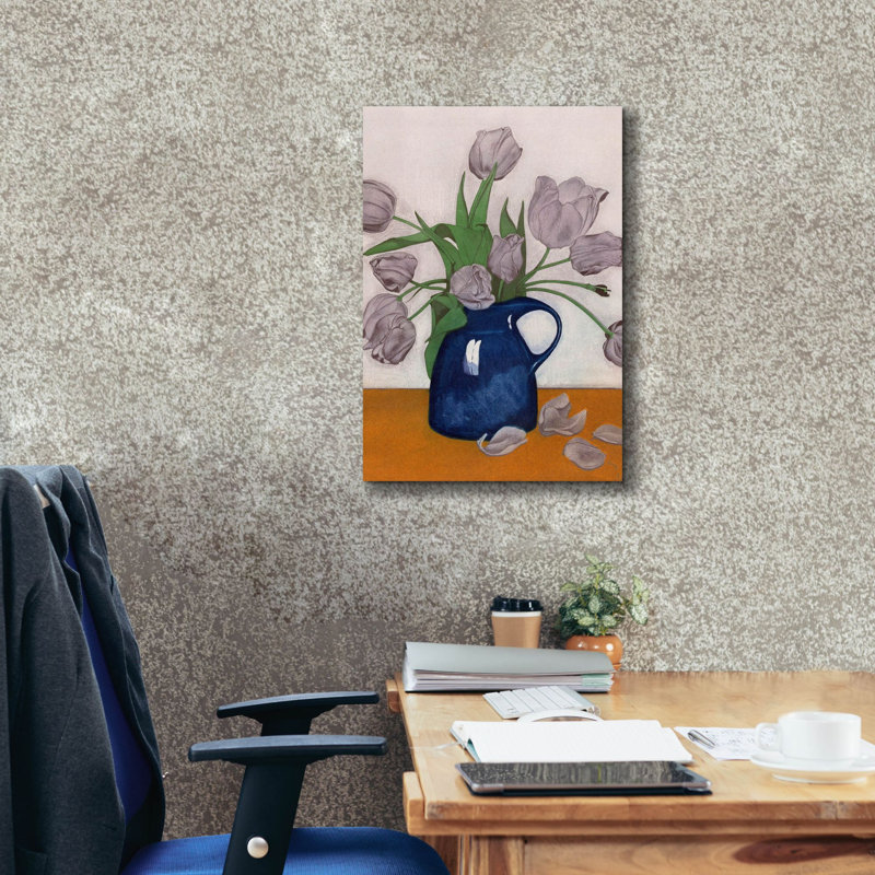 «Lilac Tulips In Blue Vase» par Design Fabrikken, art mural sur toile, H 26 po x l 18 po x P 0,75 po