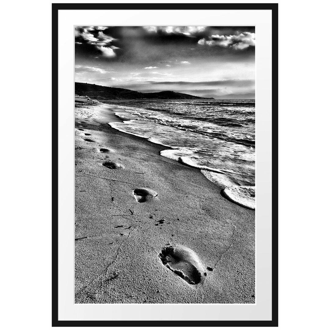 Gerahmtes Poster Fußabdrücke im Strand