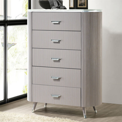 Meuble de chambre unique de style contemporain contemporain en pierre de culture sur un dessus à queue d'aronde avec poignées en chrome et pieds en angle avec finition gris clair