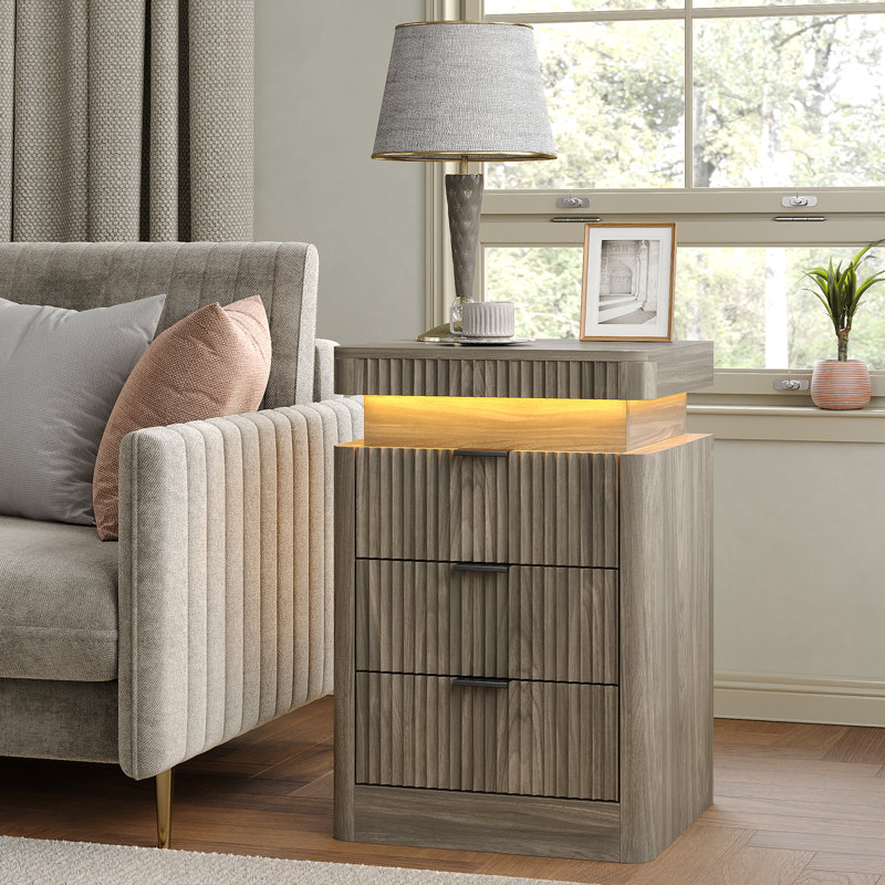 Table de chevet cannelée avec station de charge et lumière DEL, table de chevet à 3 tiroirs pour la chambre à coucher et le salon, table d'appoint moderne avec plateau coulissant et prises USB