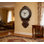 Horloge murale européenne à pendule de style rétro avec mouvement à quartz, grands chiffres arabes et finition dorée brossée pour la maison et le bureau