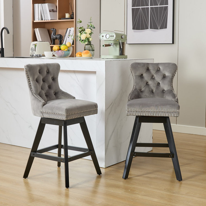 Tabourets de bar pivotants en velours avec décoration capitonnée et pieds en bois
