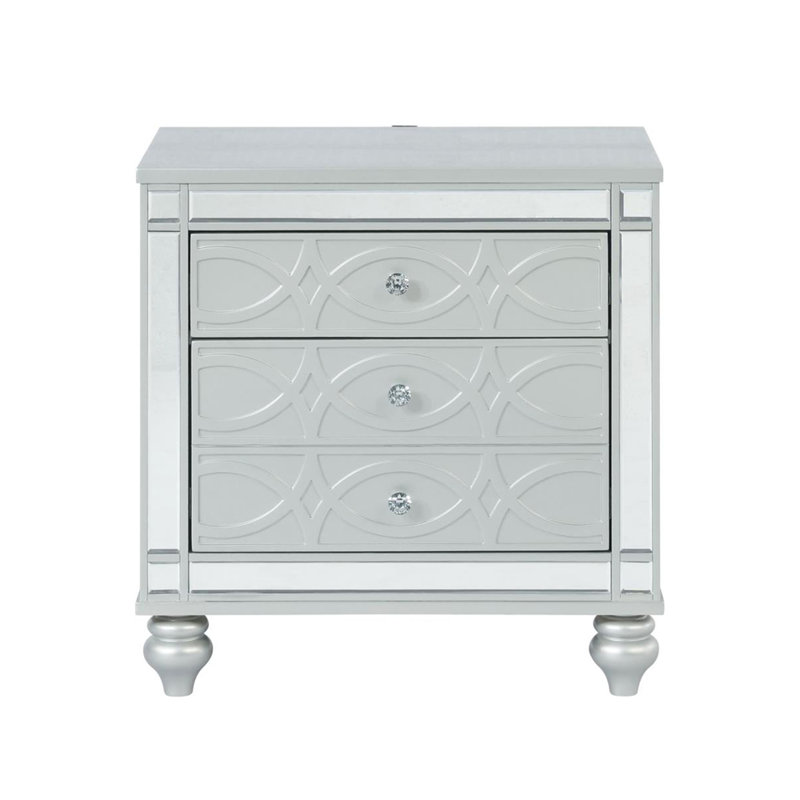 Table de chevet métallique à 2 tiroirs argentée avec motif de chantournage, poignées en cristal, hublots, contreplaqué, métallique glamour de 29,71 po de hauteur, travail des frettes, charge, doublure en feutre noir, matériau principal, haute,