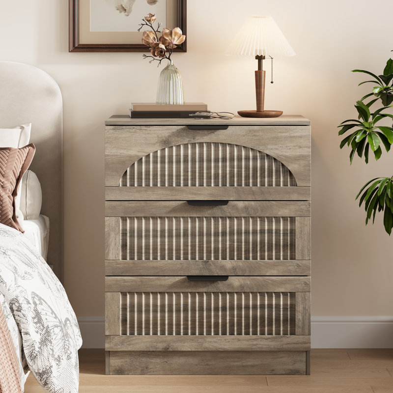Table de chevet cannelée à 3 tiroirs de 60 cm de large avec poignées en métal, table de chevet en bois avec façades arquées pour chambre à coucher